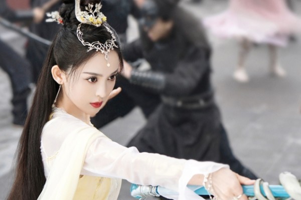 电视剧《雪鹰领主》讲述了什么故事?主演许凯古力娜扎个人资料?