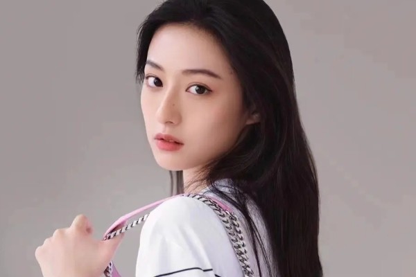 《战火中的青春》胡连馨饰演千金大小姐?演员胡连馨的个人资料?