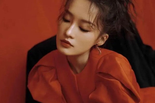 年代剧《梦中的那片海》李沁饰演女主佟晓梅?演员李沁作品介绍?