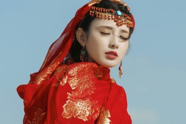 《星河长明》导演钟澍佳再合作冯绍峰?彭小苒红妆造型梦回东宫?