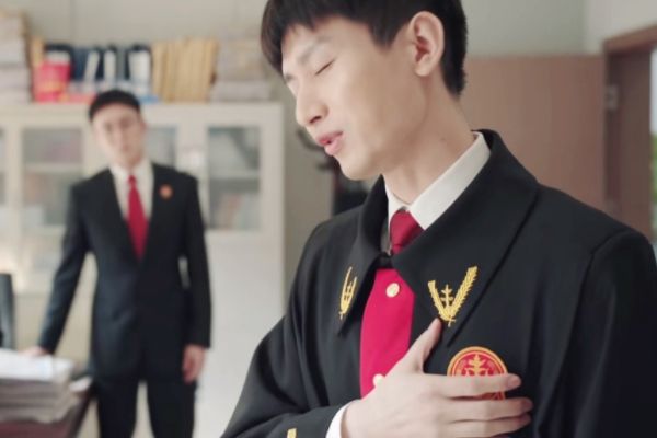 《底线》周亦安是生拉硬抱胡搅蛮缠的法官?演员成毅的个人资料?