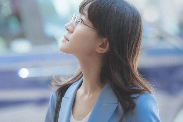 《庭外》通过落水者和盲区2个角度讲述同一案件?故事剧情介绍?
